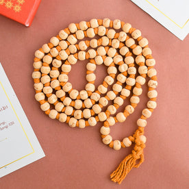 Ram Sita White Wooden Jaap Mala, featuring smooth white wooden beads strung together for meditation and prayer. The mala, with its tassel, is designed for chanting mantras and connecting with the divine energy of Lord Ram and Sita. India’s Premium Jap Mala Store- www.japay.in